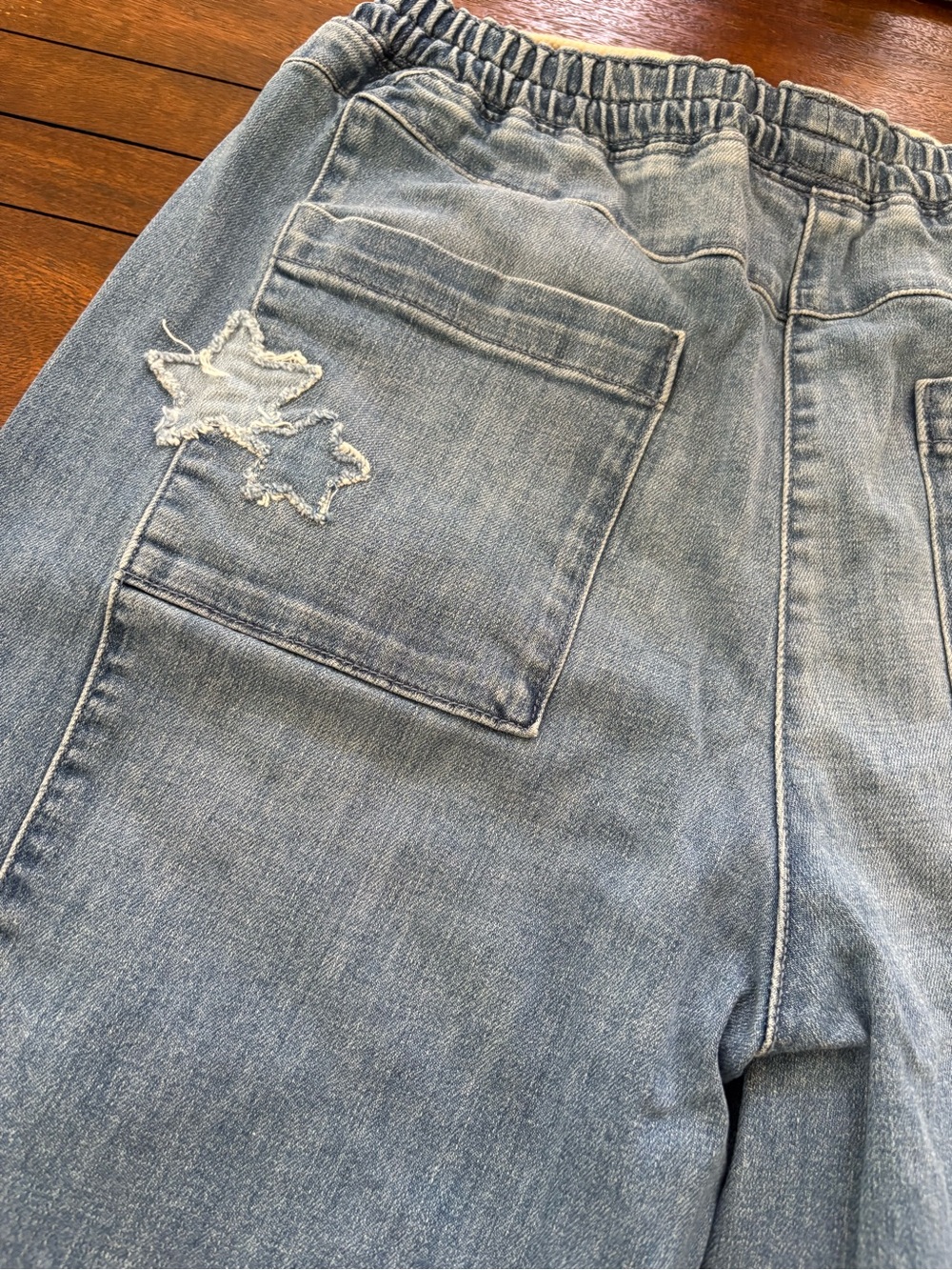 Pilcro Anthropologie Izzie Relaxed Pull On Frayed Stars Patch Barrel Jeans Small - Picture 6 of 13